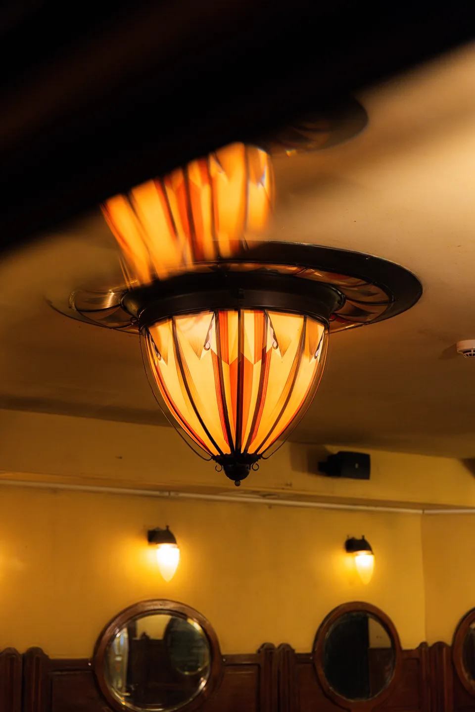 Waaiervormige art-decolamp met amberkleurig licht.