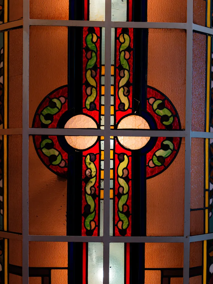 Gekleurd glas-in-lood met een art-decopatroon.