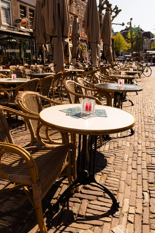 Het terras staat in de ochtend leeg en netjes klaar voor de dag.