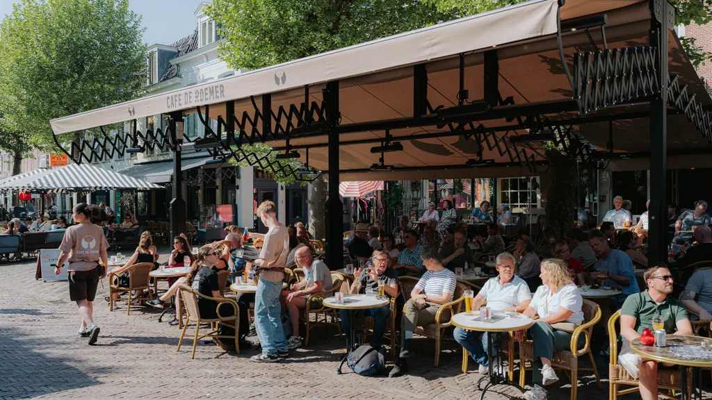 Overzicht over het lange terras van De Roemer aan de Botermarkt.